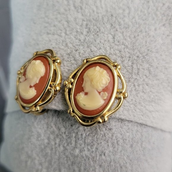 Crown Trifari Signed Vintage Women Gold Tone Metal Cameo Clip On Earrings 3/4 in - Picture 2 of 7